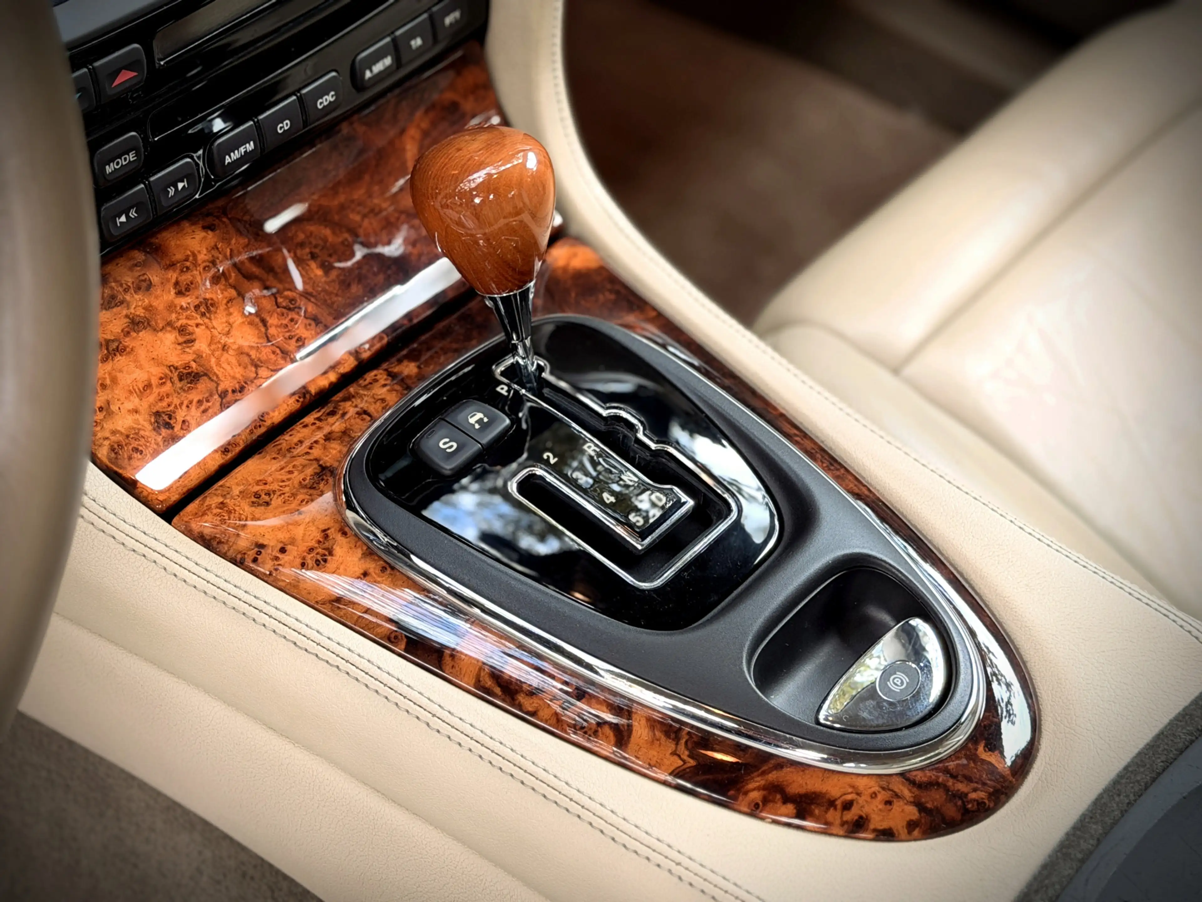 Jaguar XJ 4.2 V8 Executive / YOUNGTIMER / LEDER / SERVICEFIL — photo 10