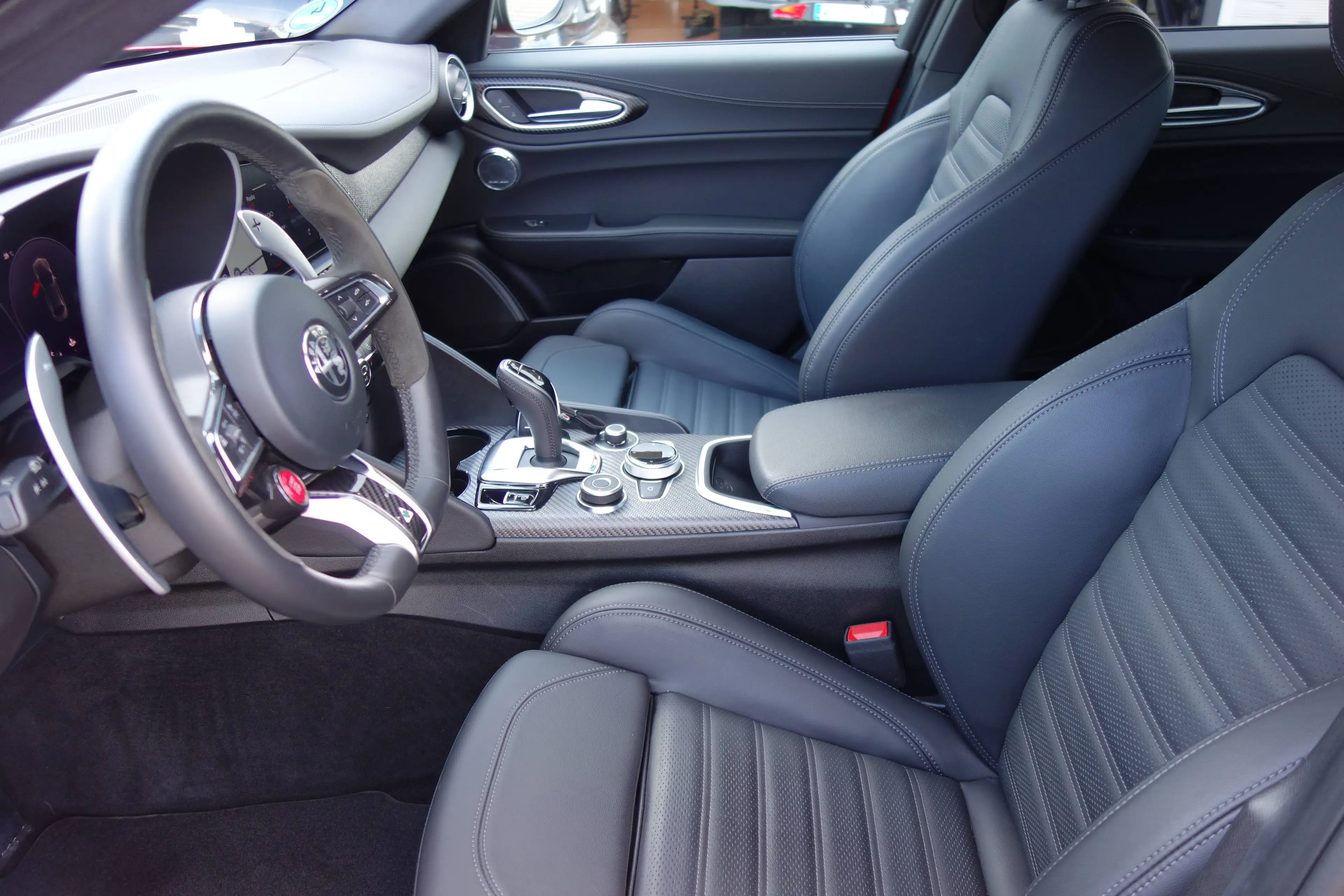 Alfa Romeo Giulia Quadrifoglio *PDC/Kamera/Komfort-Paket* — photo 9