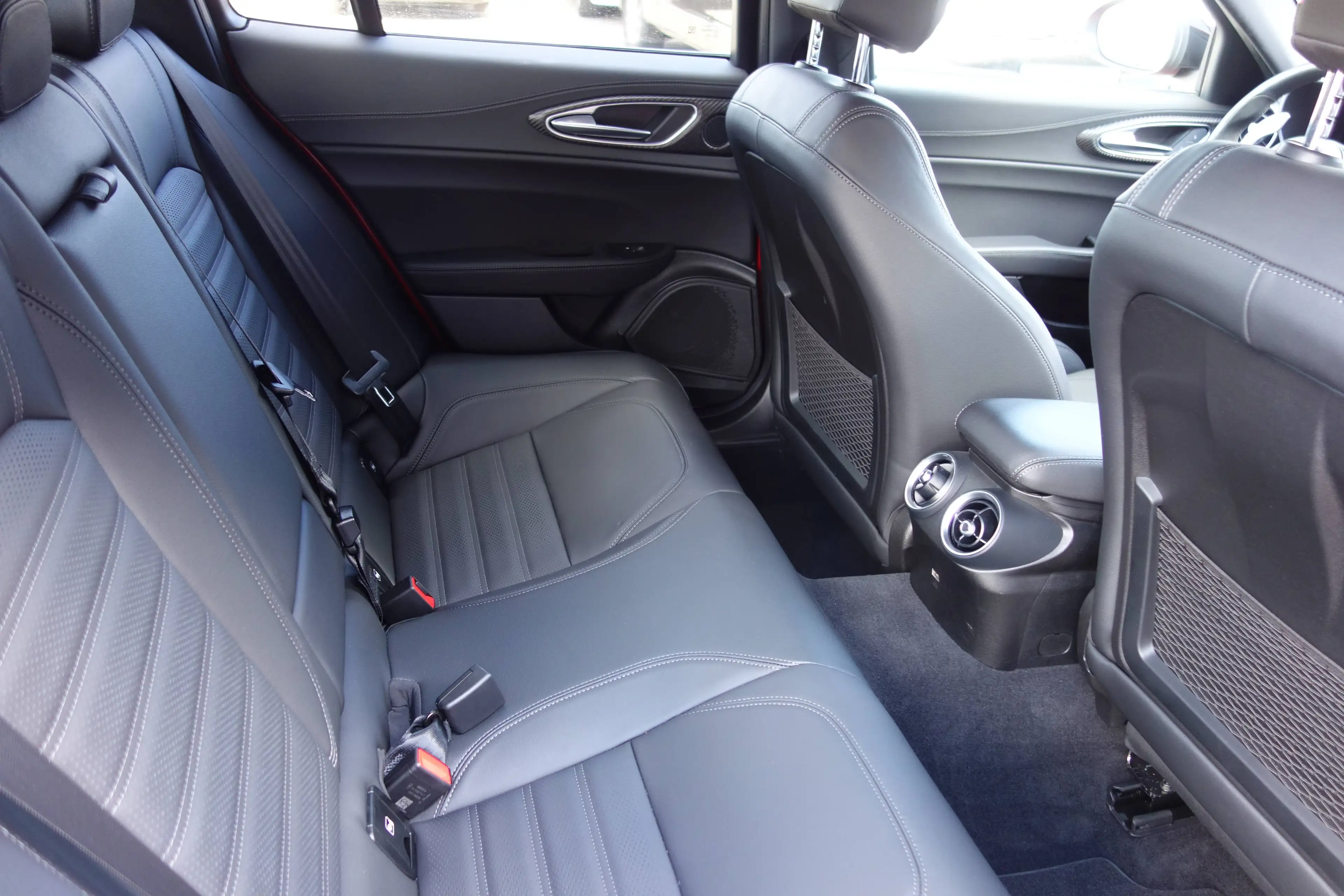 Alfa Romeo Giulia Quadrifoglio *PDC/Kamera/Komfort-Paket* — photo 11