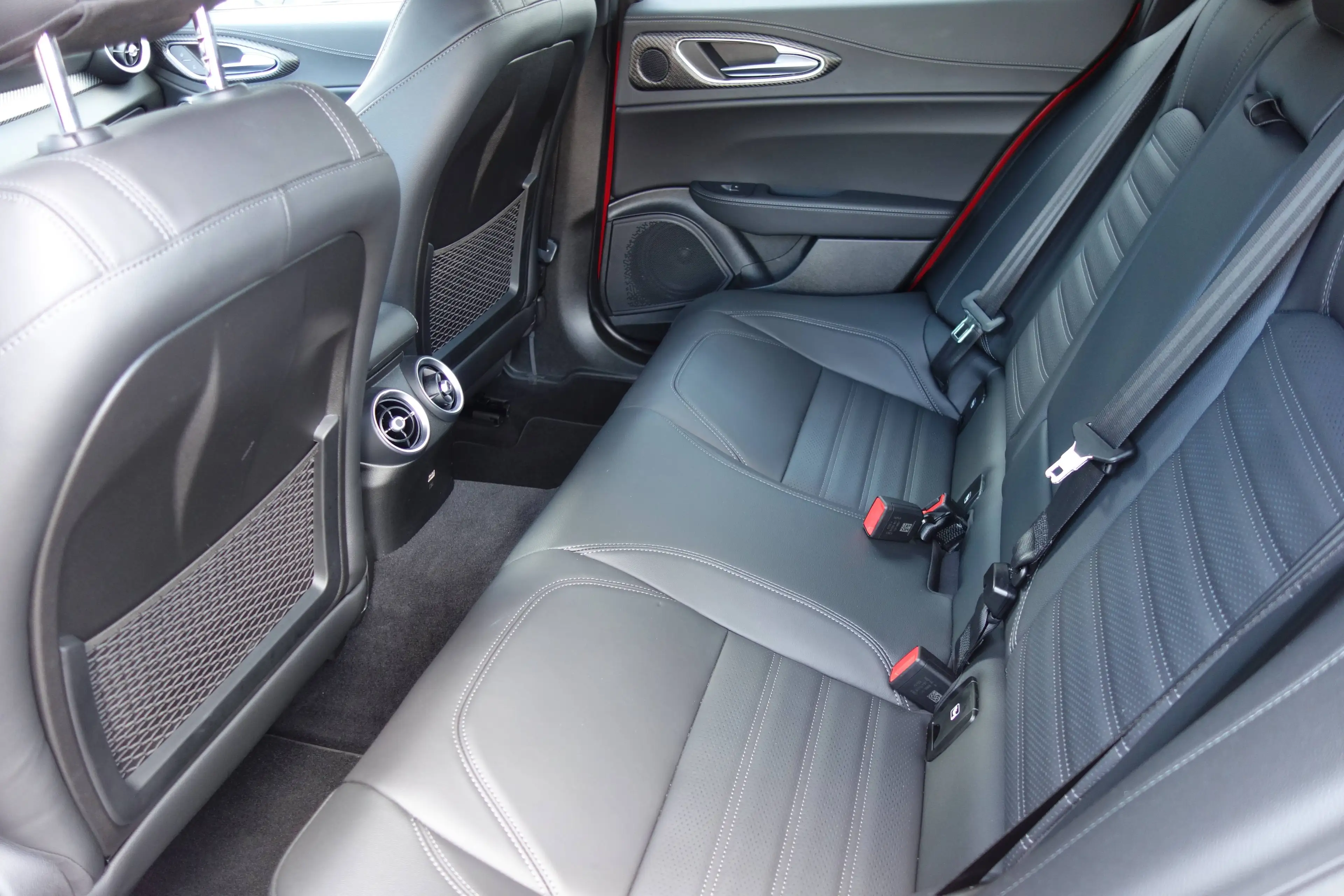 Alfa Romeo Giulia Quadrifoglio *PDC/Kamera/Komfort-Paket* — photo 10