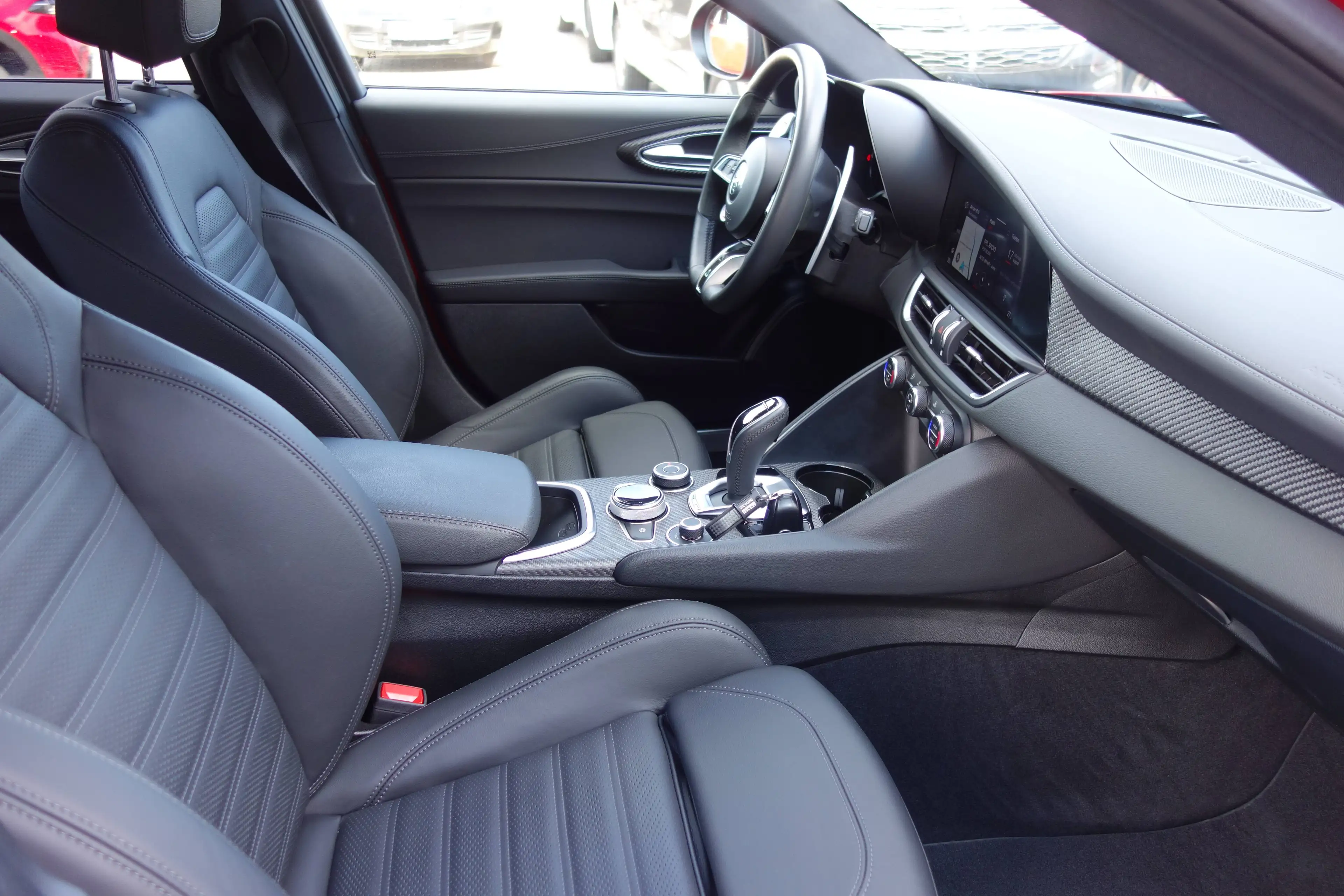 Alfa Romeo Giulia Quadrifoglio *PDC/Kamera/Komfort-Paket* — photo 12