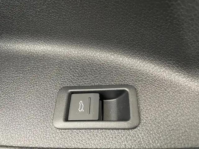 Audi Q3 view 11