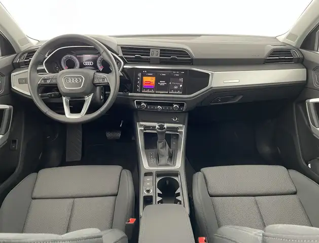 Audi Q3 view 14