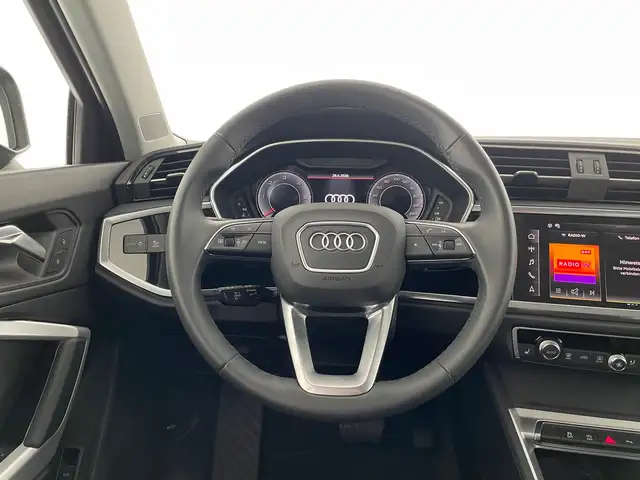 Audi Q3 view 12