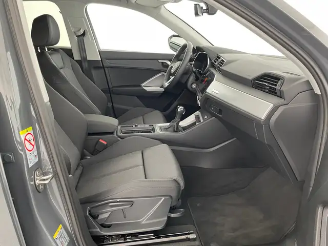 Audi Q3 view 13
