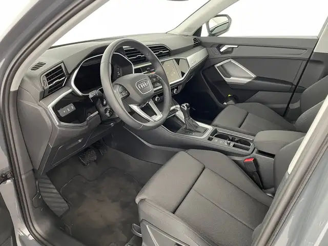 Audi Q3 view 8