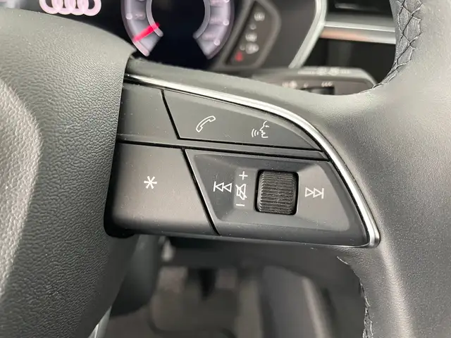 Audi Q3 view 15
