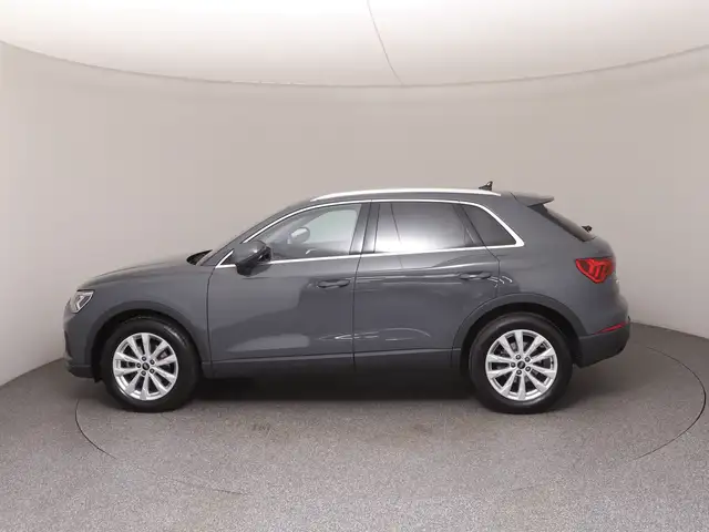 Audi Q3 view 4