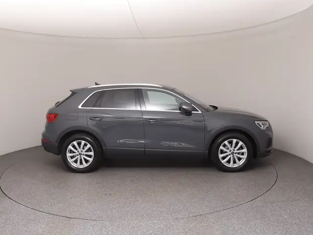 Audi Q3 view 5