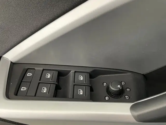 Audi Q3 view 9