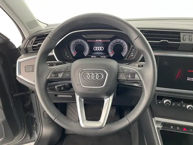 Audi Q3 view 13