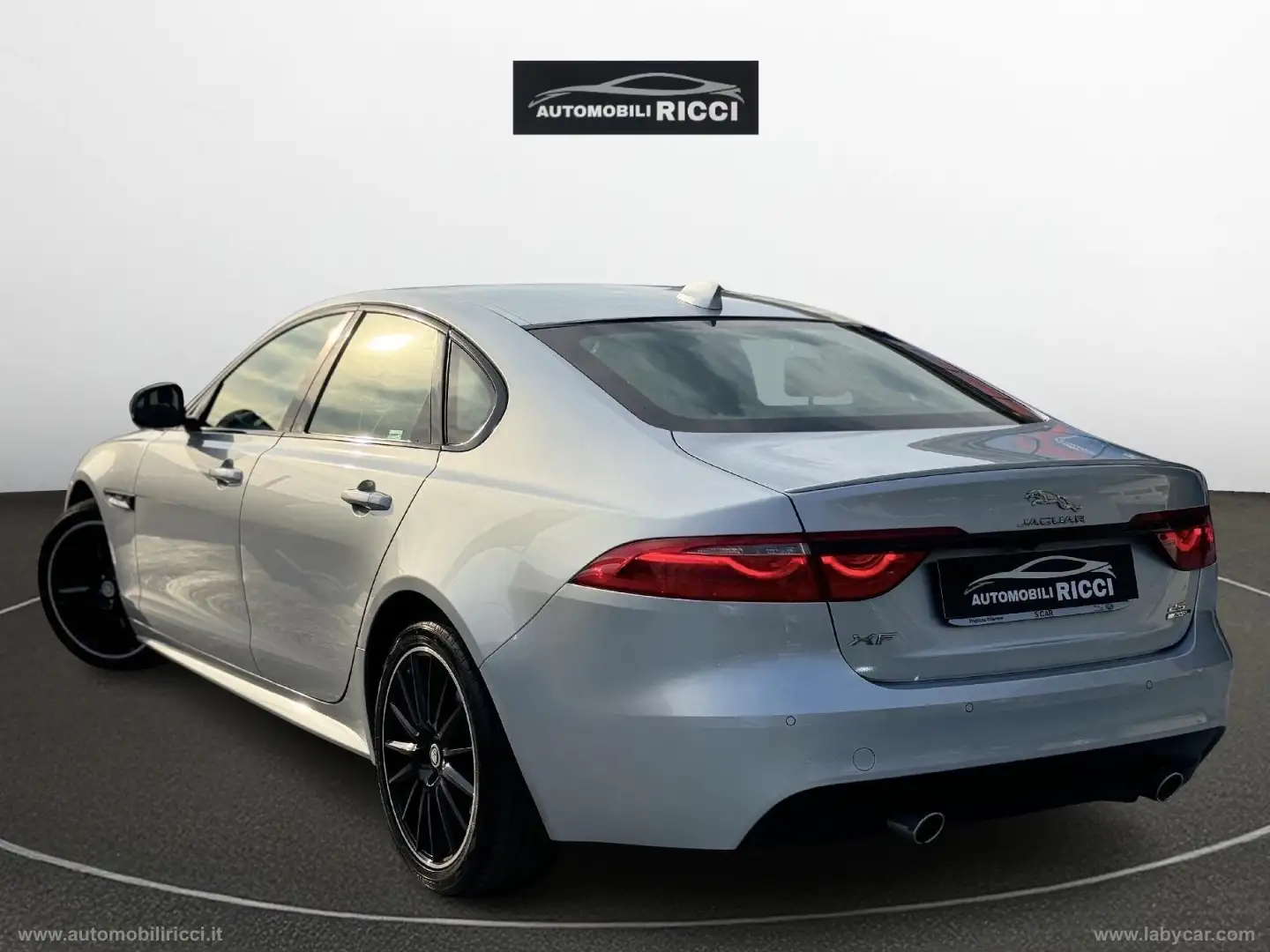 Jaguar XF 2.0 D 240 CV AWD aut. R-Sport Szary - 2