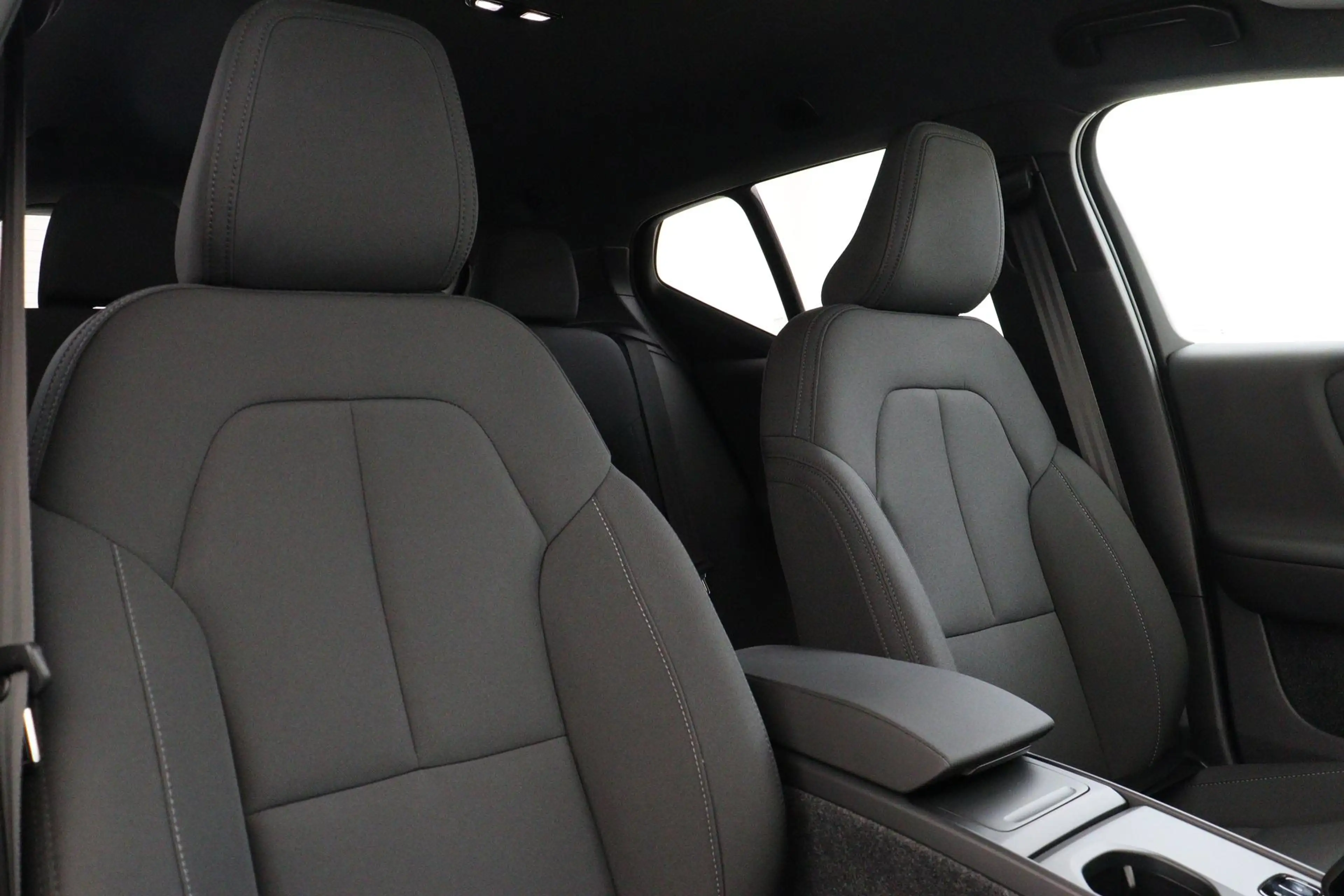 Volvo EX40 SINGLE MOTOR EXT. RANGE PLUS BLACK ED. EU. 82 kWh — photo 10