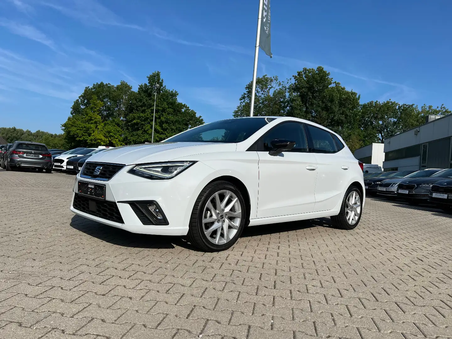 SEAT Ibiza 1.0 TSI FR *LED Navi Klima Alu PDC DAB+* Weiß - 1