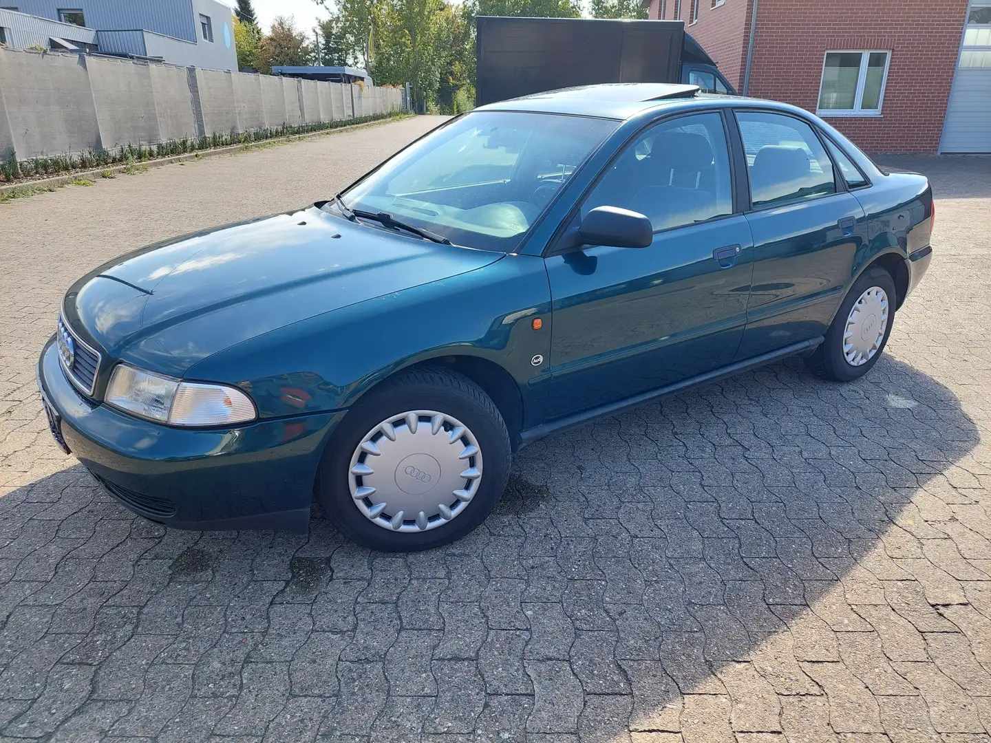 Audi A4 1.6 el.GSD,ZV,gepflegt,100PS,GJReif,Tüv 8/2027 Grün - 1