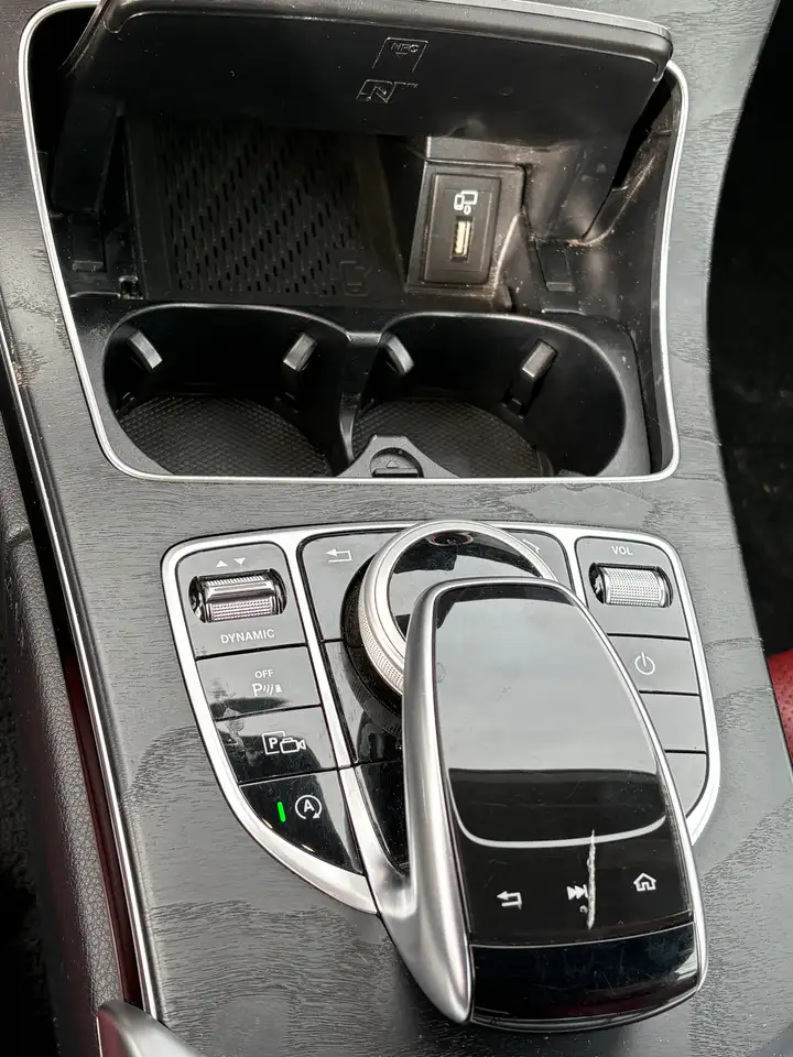 Mercedes-Benz C-Class снимка Mercedes-Benz C-Class