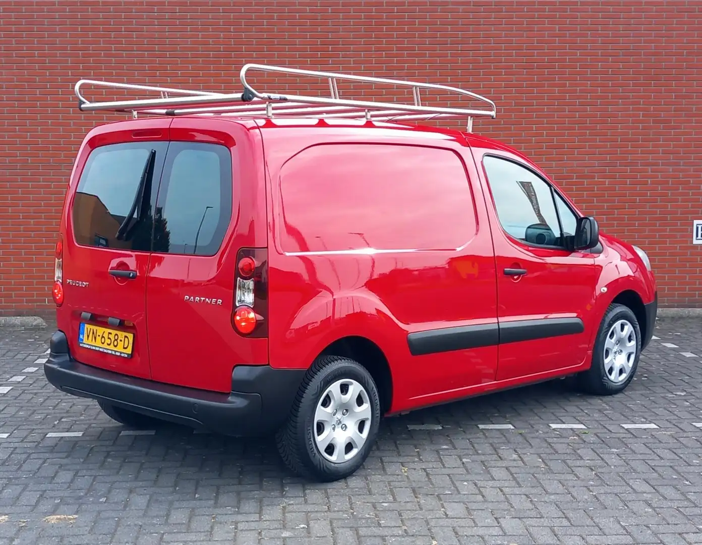 Peugeot Partner 120 L1 1.6 HDi 16V 75pk 2-zits XR Profit+ Rood - 2