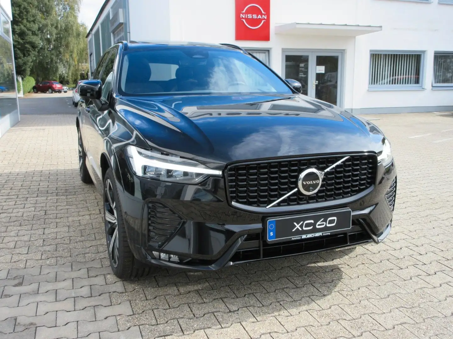 Volvo XC60 B5 Plus Dark AWD Schwarz - 2