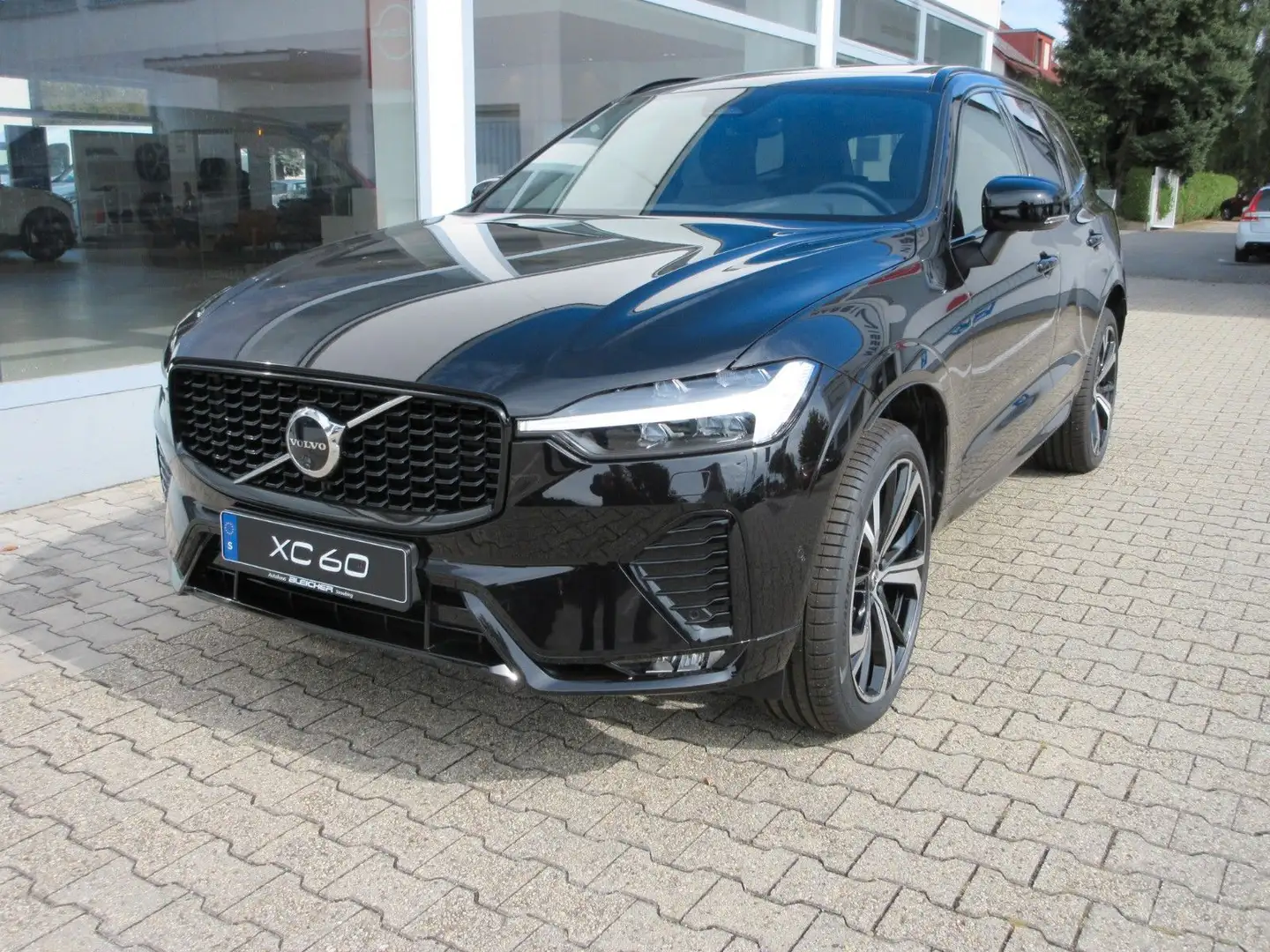 Volvo XC60 B5 Plus Dark AWD Schwarz - 1