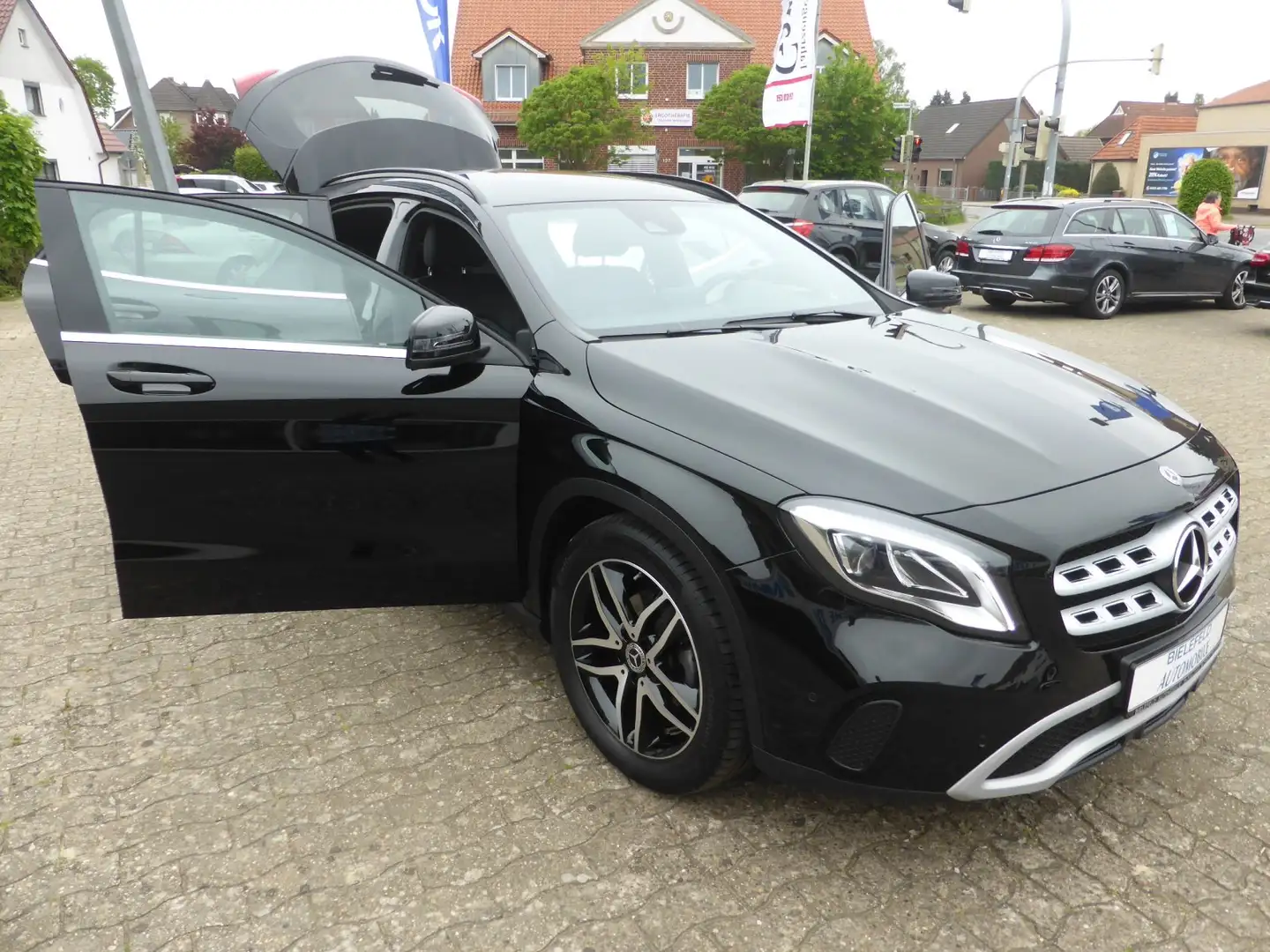Mercedes-Benz G LA-Klasse GLA 200 7G-Tronic  Style LED/Navi/R-Kam/ Schwarz - 1