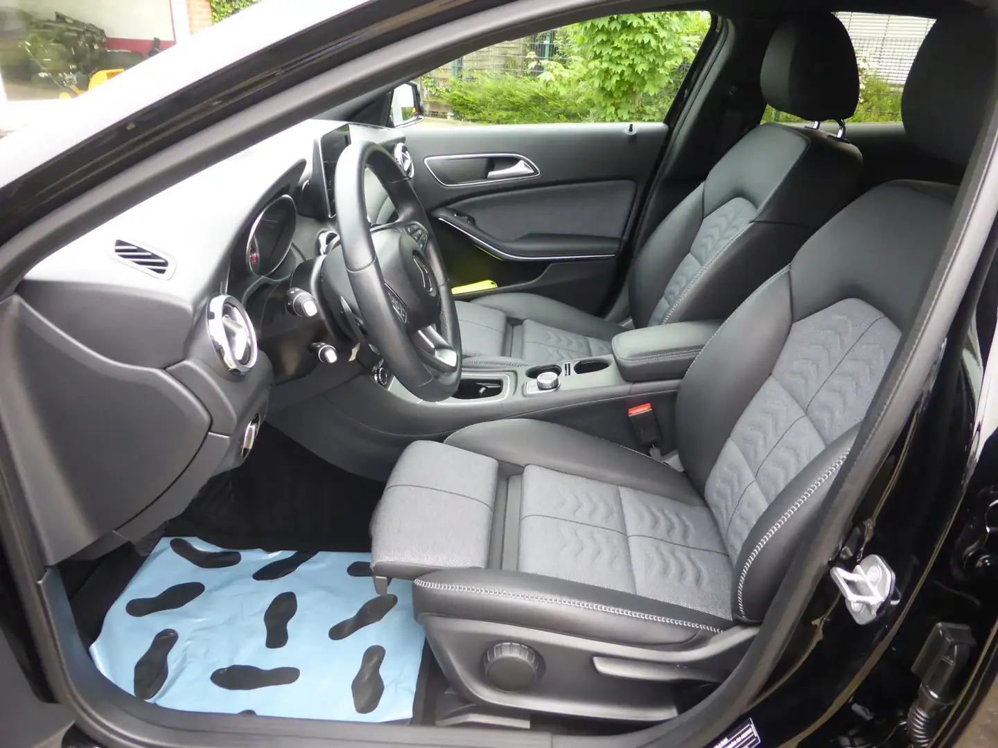 Mercedes-Benz G LA-Klasse GLA 200 7G-Tronic  Style LED/Navi/R-Kam/ Schwarz - 2