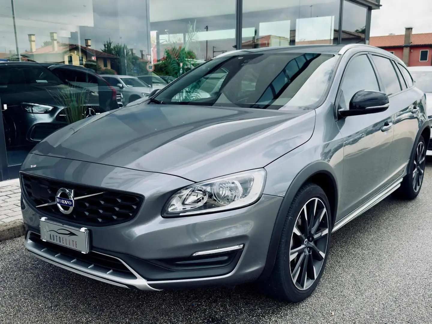 Volvo V60 Cross Country D3 Geartronic Momentum BLACK EDITION Gancio Traino Gris - 1