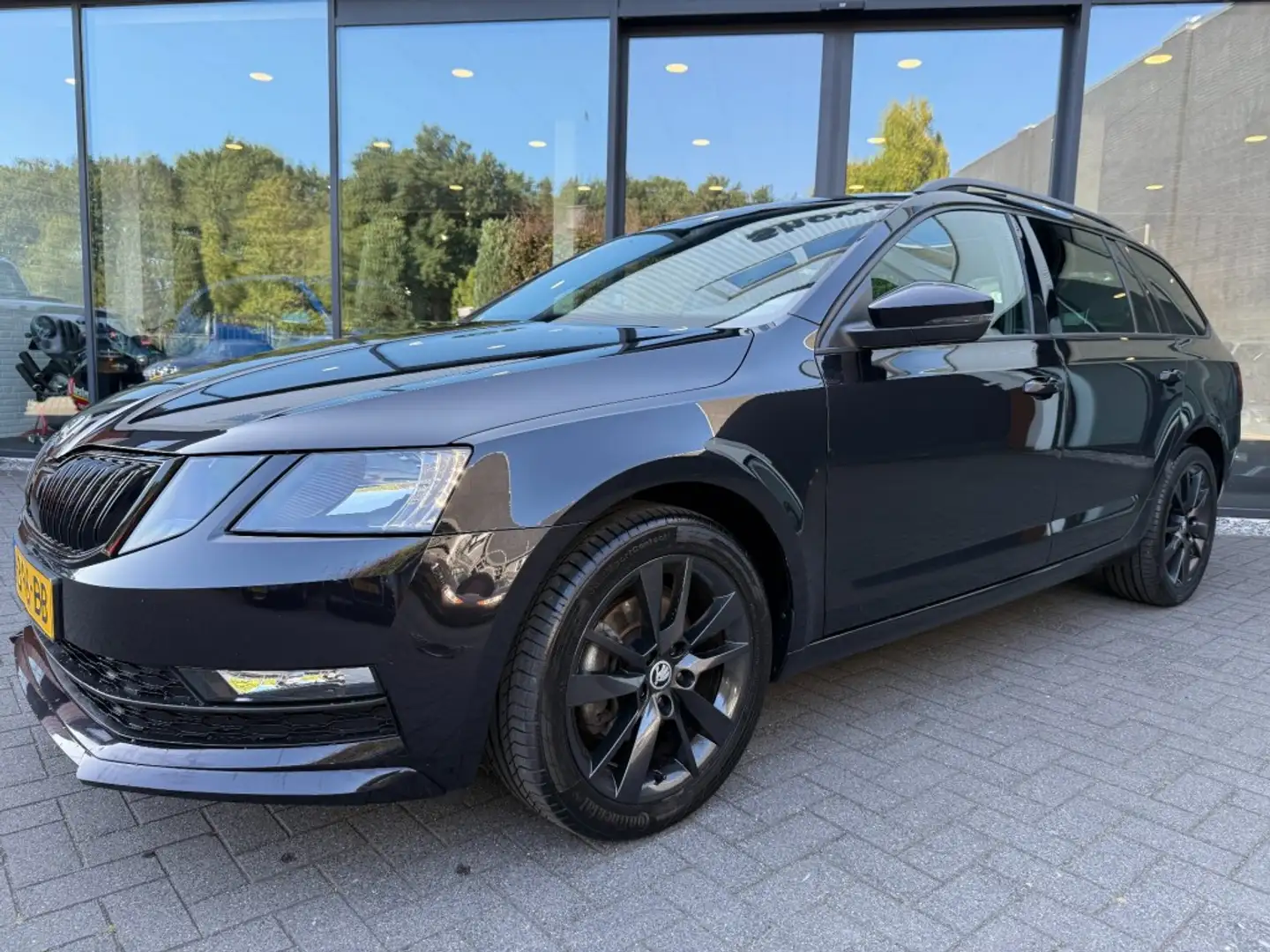 Skoda Octavia Combi 1.5 TSI Sportline,Pano,Schaalstoel,Navi,Clim Schwarz - 2