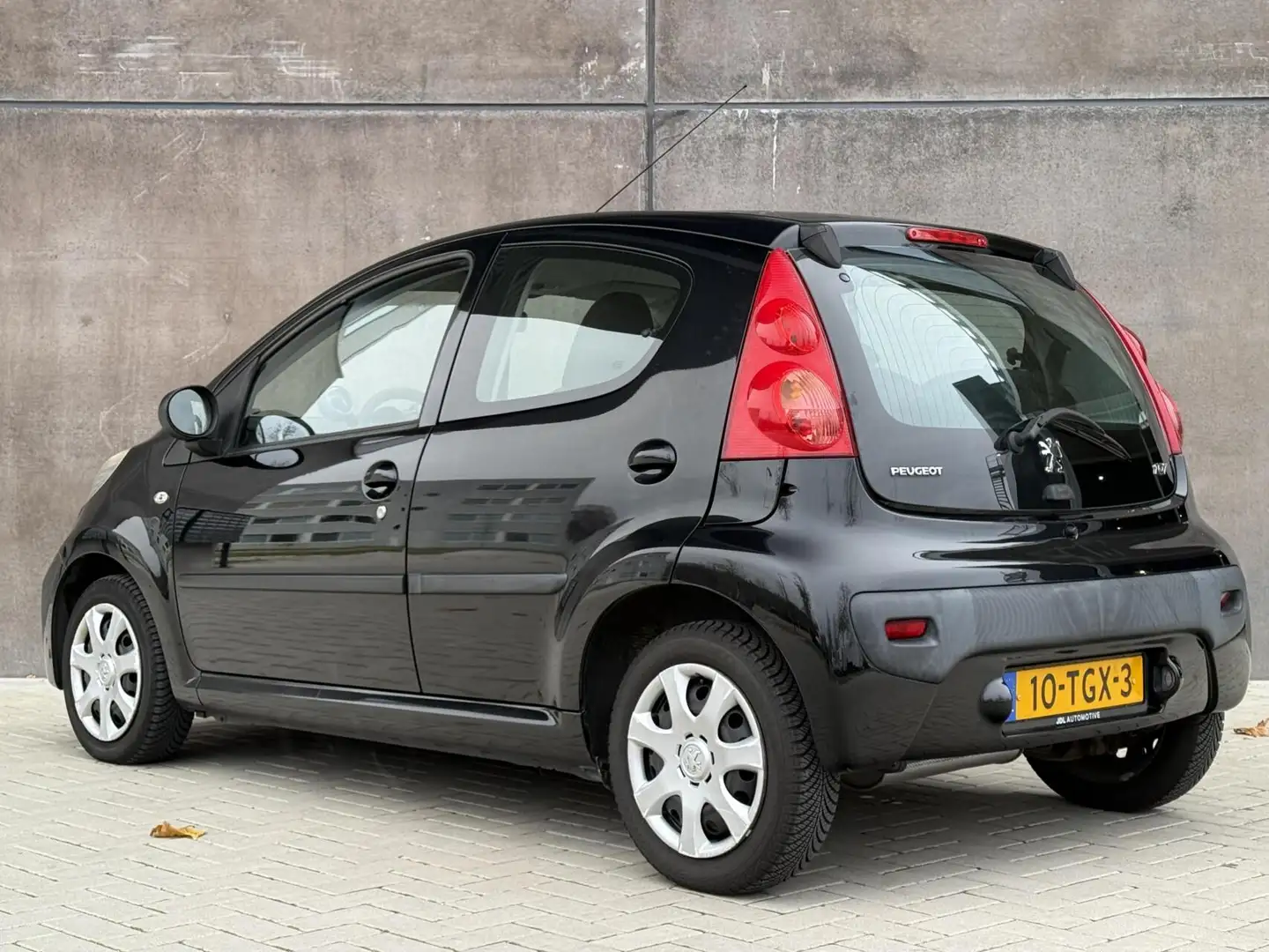 Peugeot 107 1.0-12V Sportium Airco | CarPlay | 5 Deurs | Elek. Zwart - 2