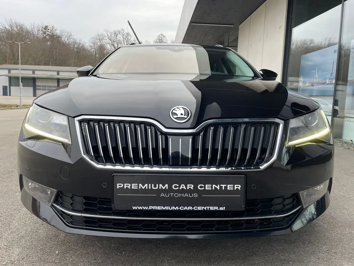 Skoda Superb Kombi 2,0 TDI Sportline DSG 19"Alu, Navi, Led Černá - 2