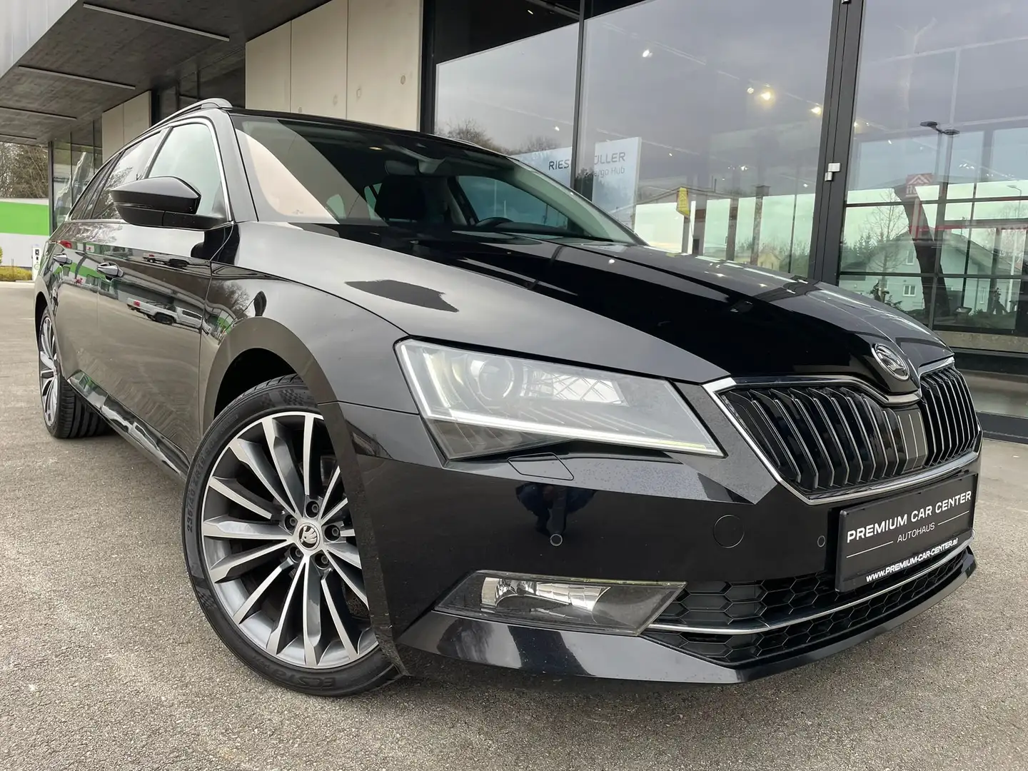 Skoda Superb Kombi 2,0 TDI Sportline DSG 19"Alu, Navi, Led Černá - 1