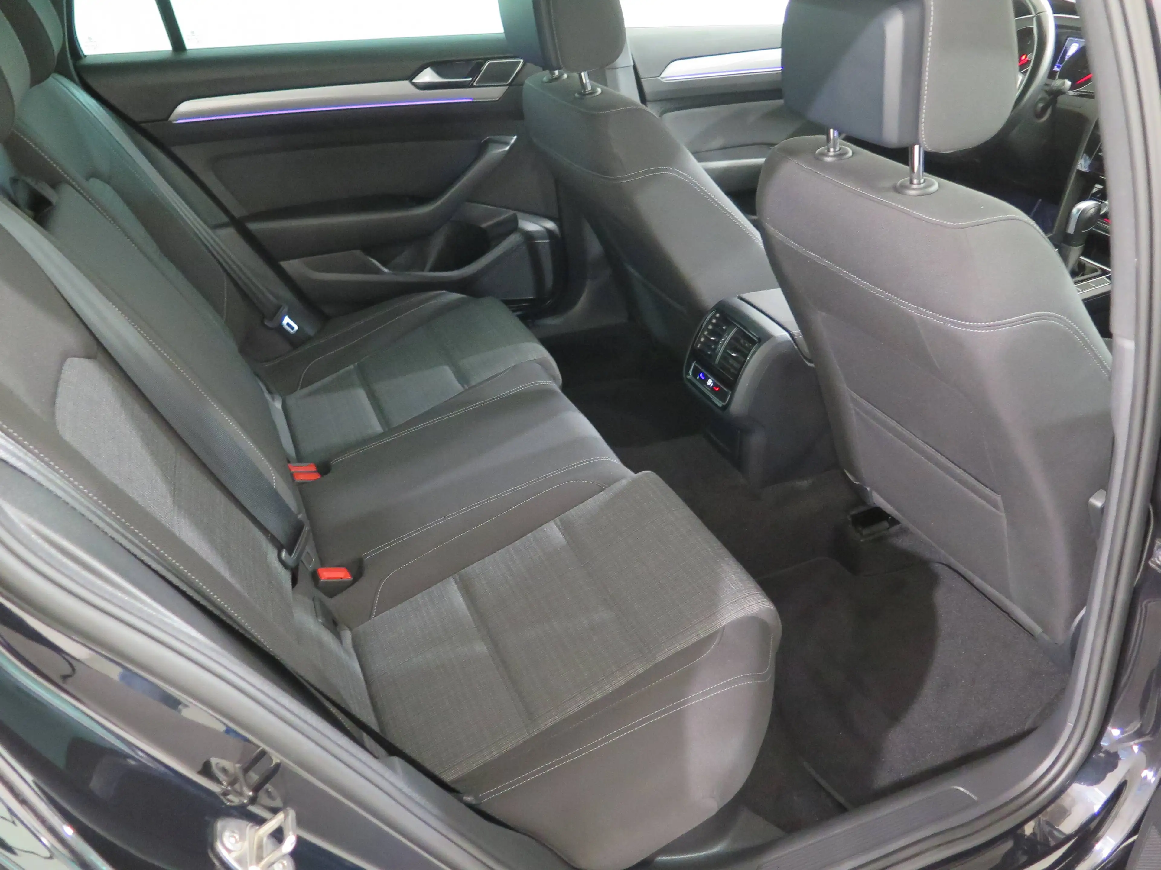 Volkswagen Passat Variant Business, LED, Navi, AHK, ACC, RFK, App — photo 13
