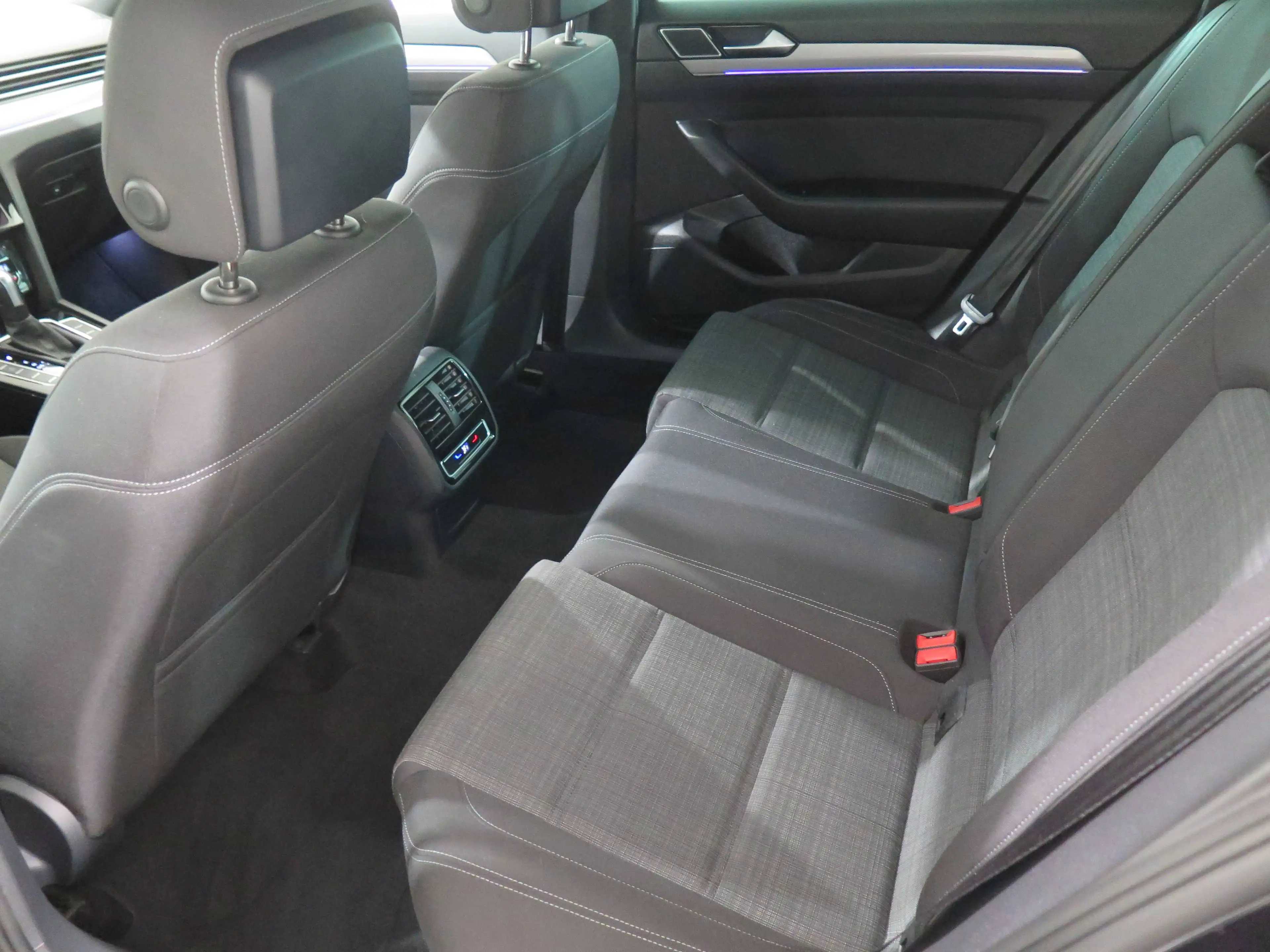Volkswagen Passat Variant Business, LED, Navi, AHK, ACC, RFK, App — photo 12