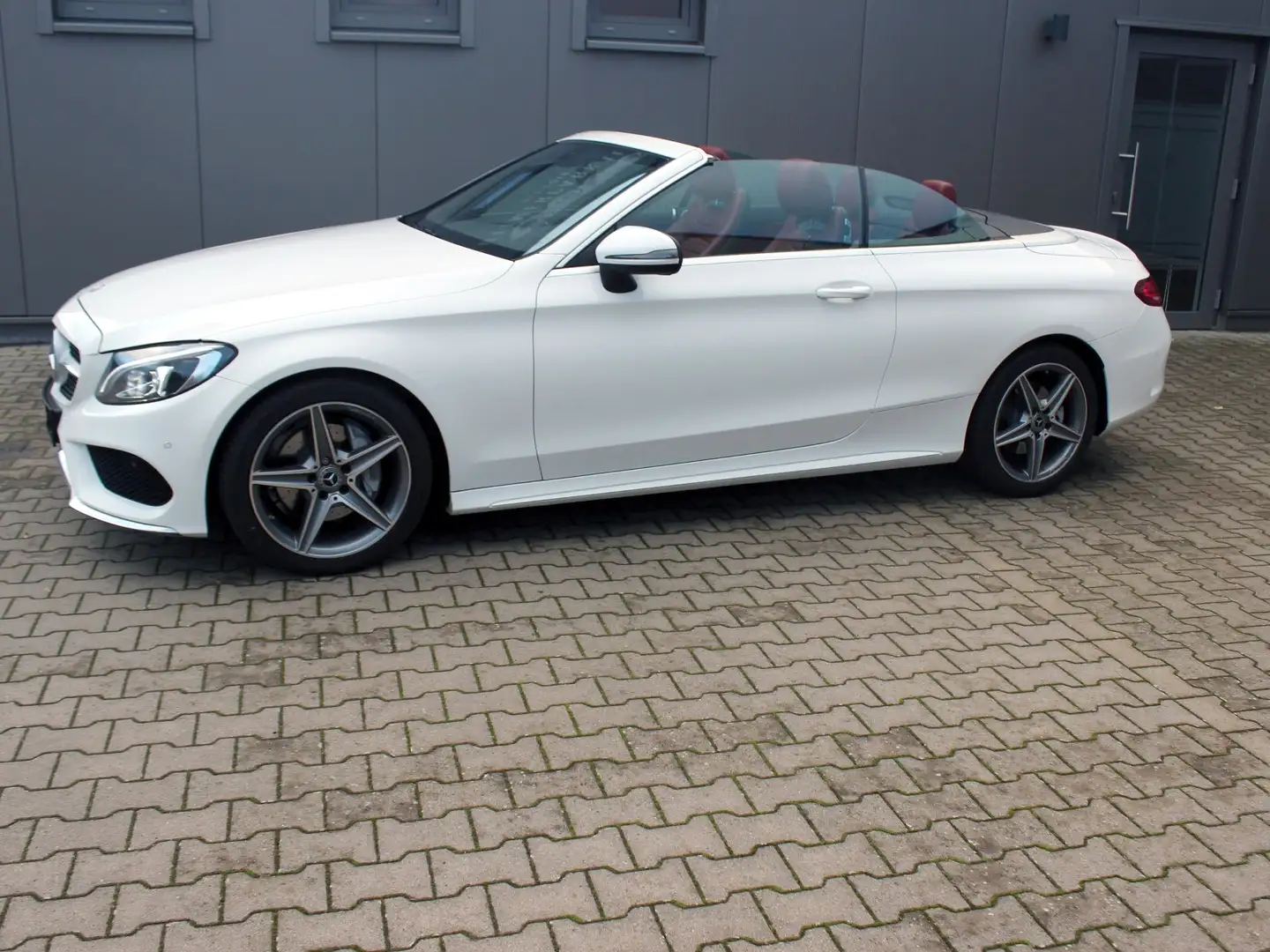 Mercedes-Benz C 180 AMG Line Bílá - 2