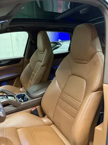 Porsche Cayenne view 13