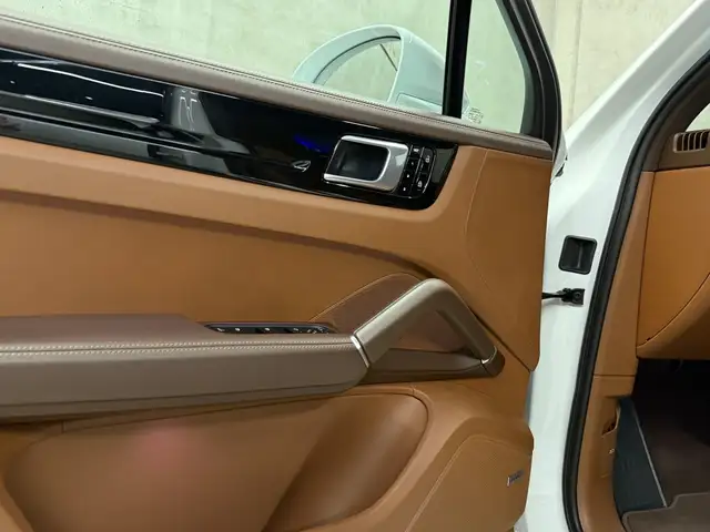 Porsche Cayenne view 10