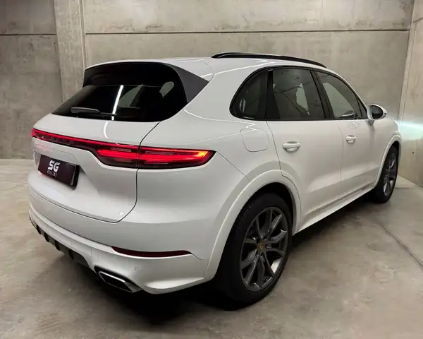 Porsche Cayenne view 8