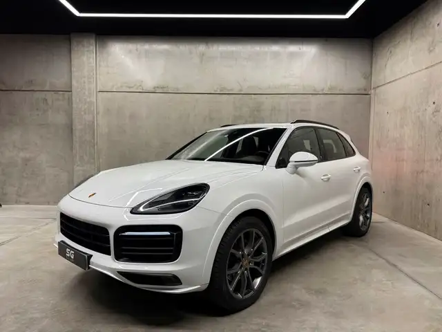 Porsche Cayenne view 3