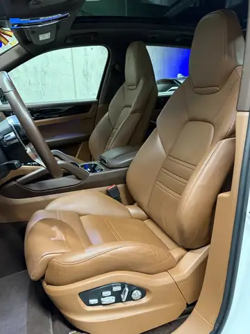 Porsche Cayenne view 12