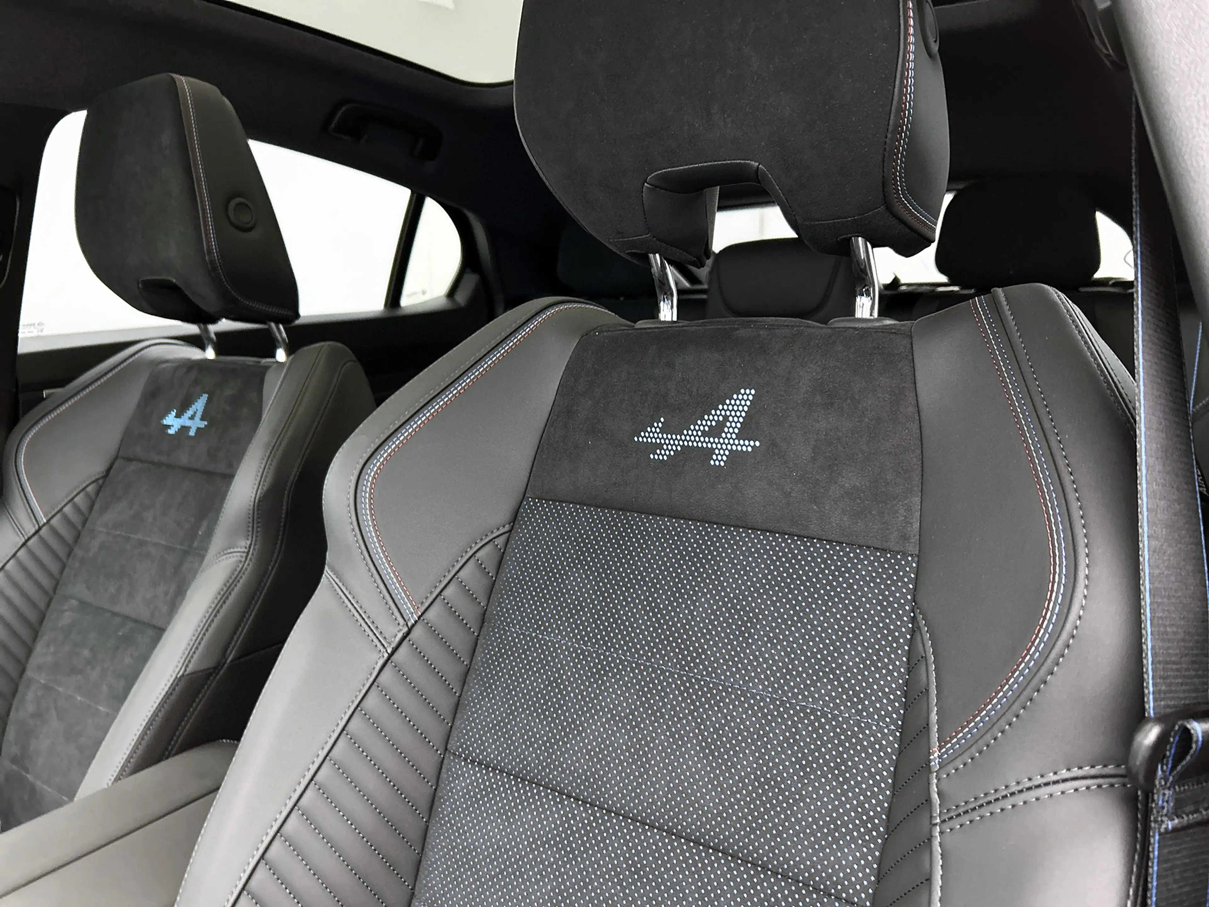 Renault Rafale 1.2 E-Tech 4x4 plug-in hybrid 300 esprit Alpine Ma — photo 15