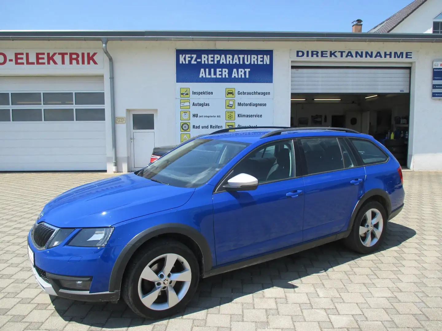 Skoda Octavia 2.0 TDI Combi Scout 4x4 DSG Bleu - 1