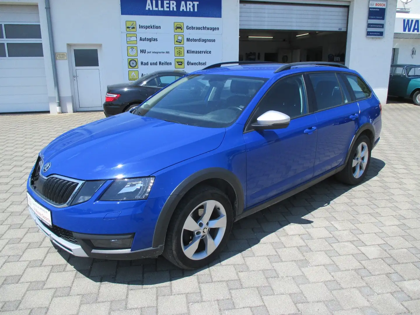 Skoda Octavia 2.0 TDI Combi Scout 4x4 DSG Bleu - 2
