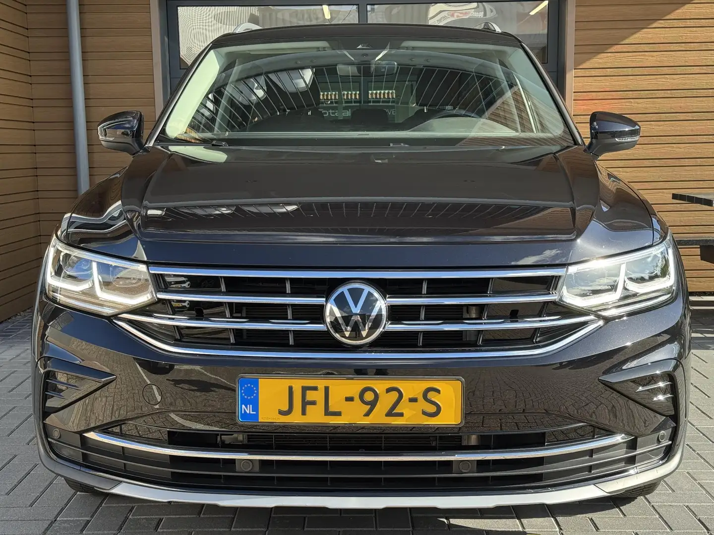 Volkswagen Tiguan 1.4 TSI eHybrid Business+,Cam,Trekh,Apple Zwart - 2