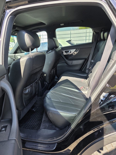 Infiniti QX70 30d S — photo 11