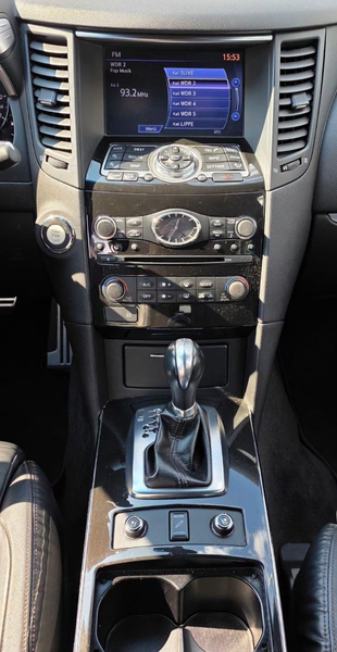 Infiniti QX70 30d S — photo 9