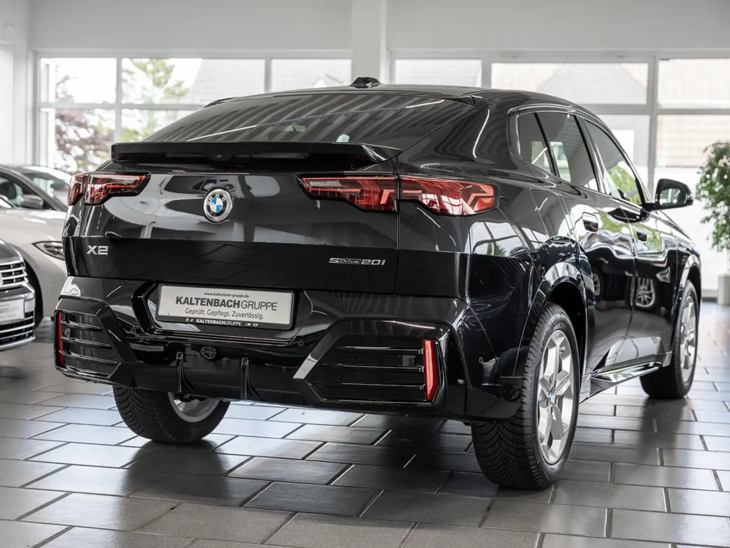 BMW X2 sDrive 20i M-Sport PANO AHK HUD LED ACC Schwarz - 2