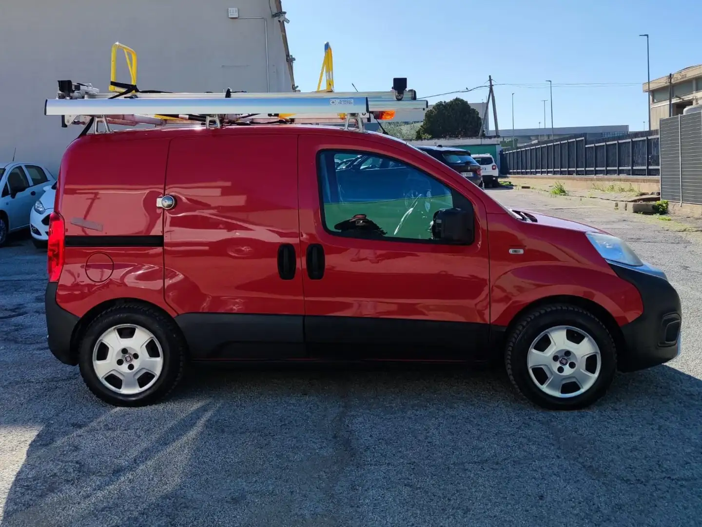 Fiat Fiorino 1.3 M-JET FURGONE ADVENTURE - 2016 Rood - 2