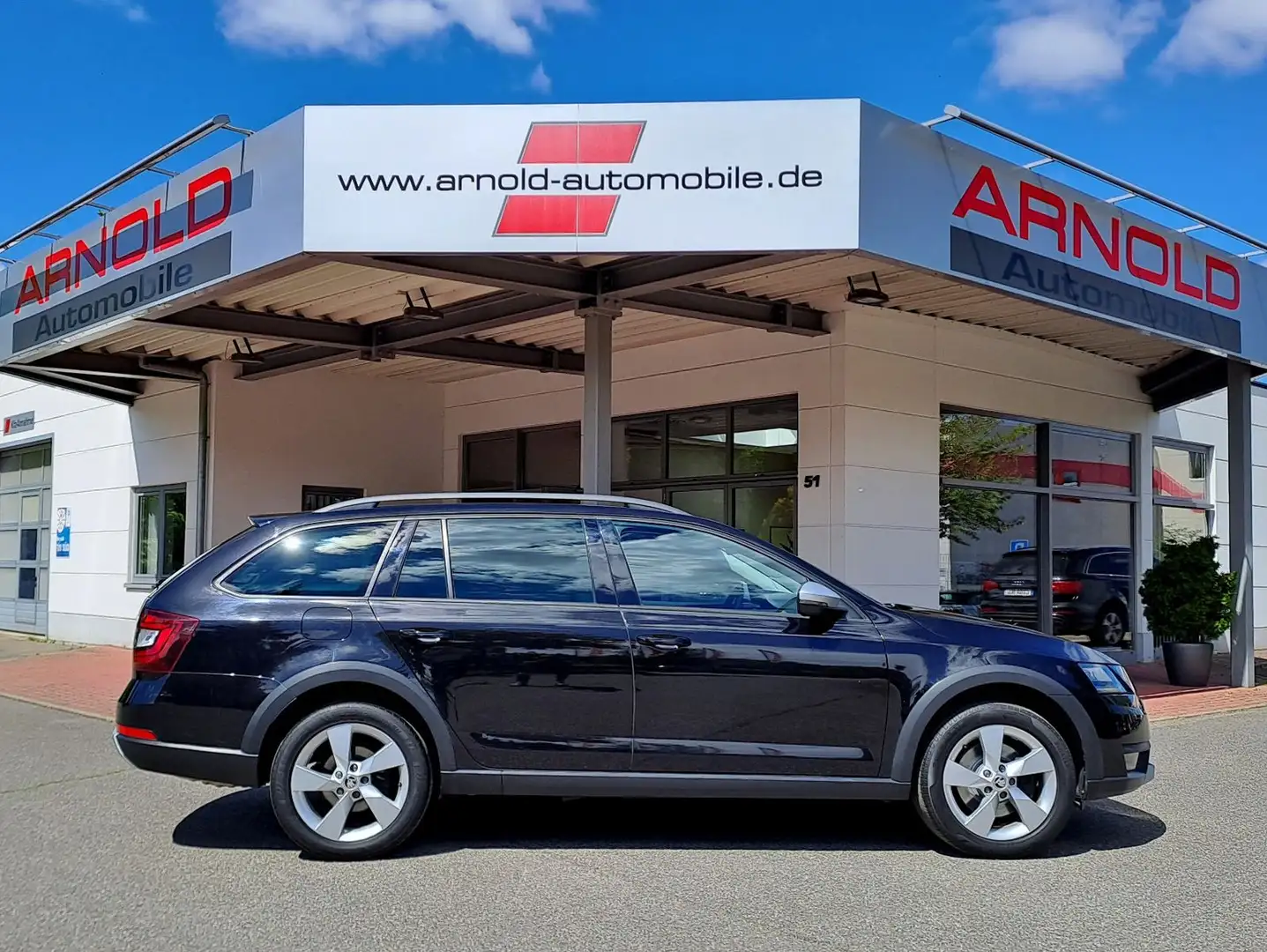Skoda Octavia Combi 2.0 TSI DSG 4x4 Scout (abn. AHZV) Negro - 2