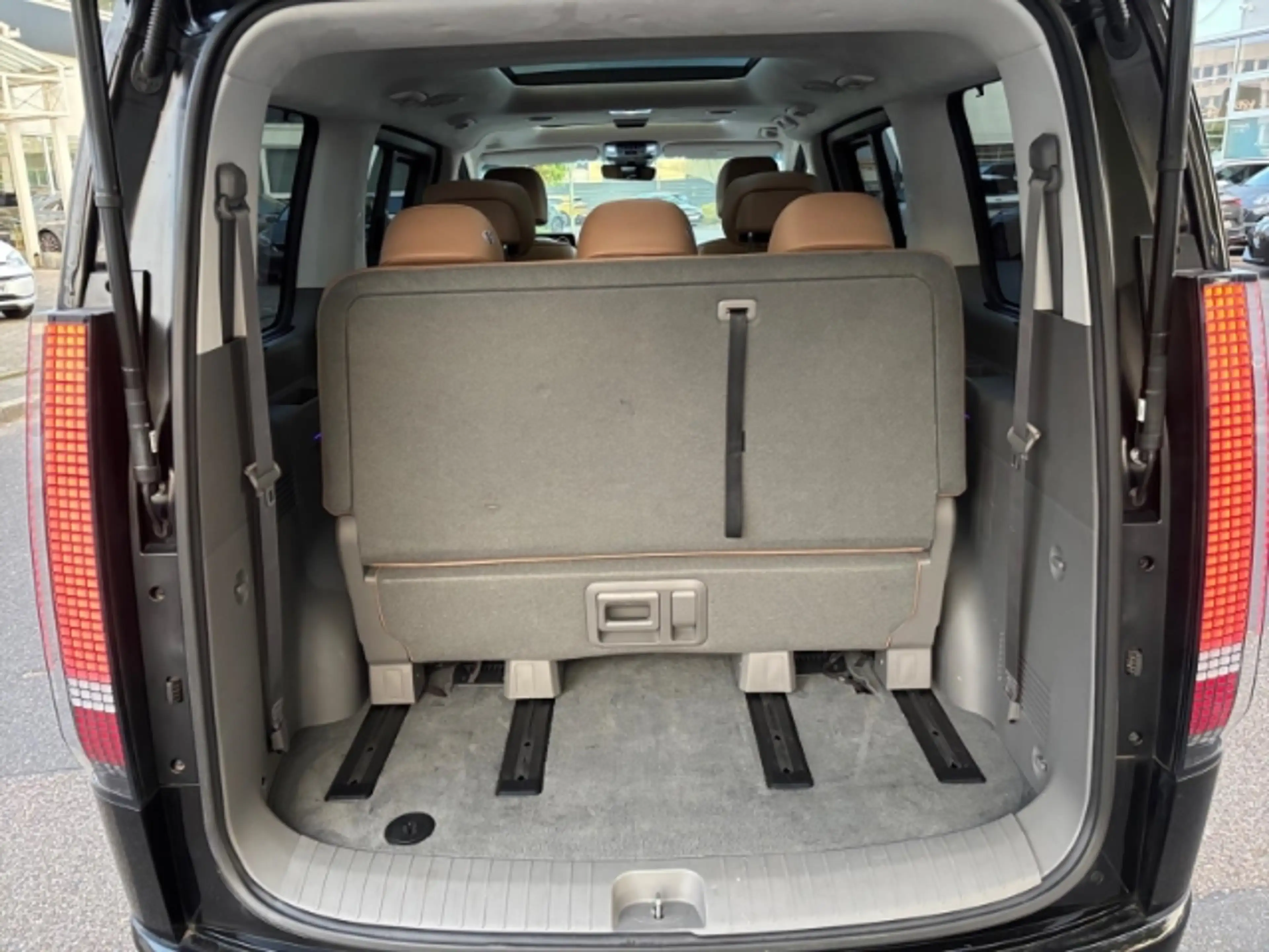 Hyundai STARIA 2.2 CRDi 4WD Signature 7-Sitzer Navi+Rückfahrkamer — photo 12
