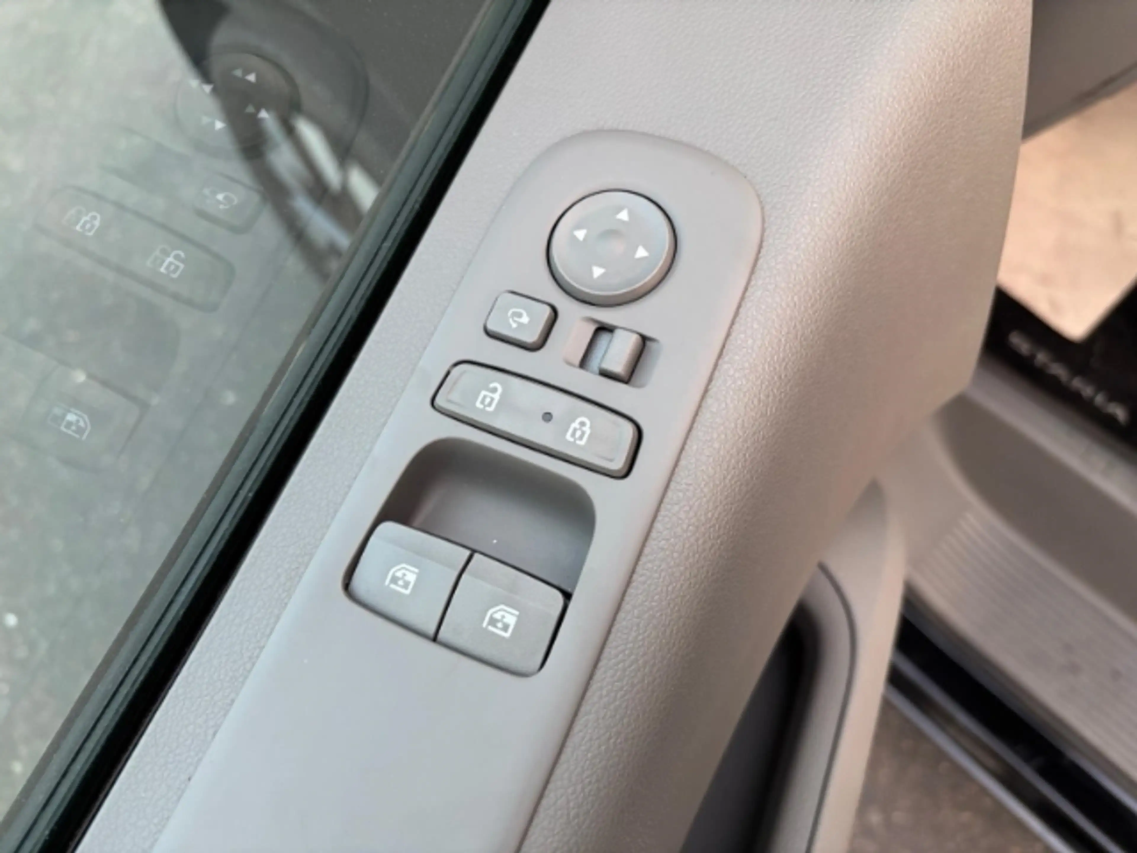 Hyundai STARIA 2.2 CRDi 4WD Signature 7-Sitzer Navi+Rückfahrkamer — photo 15