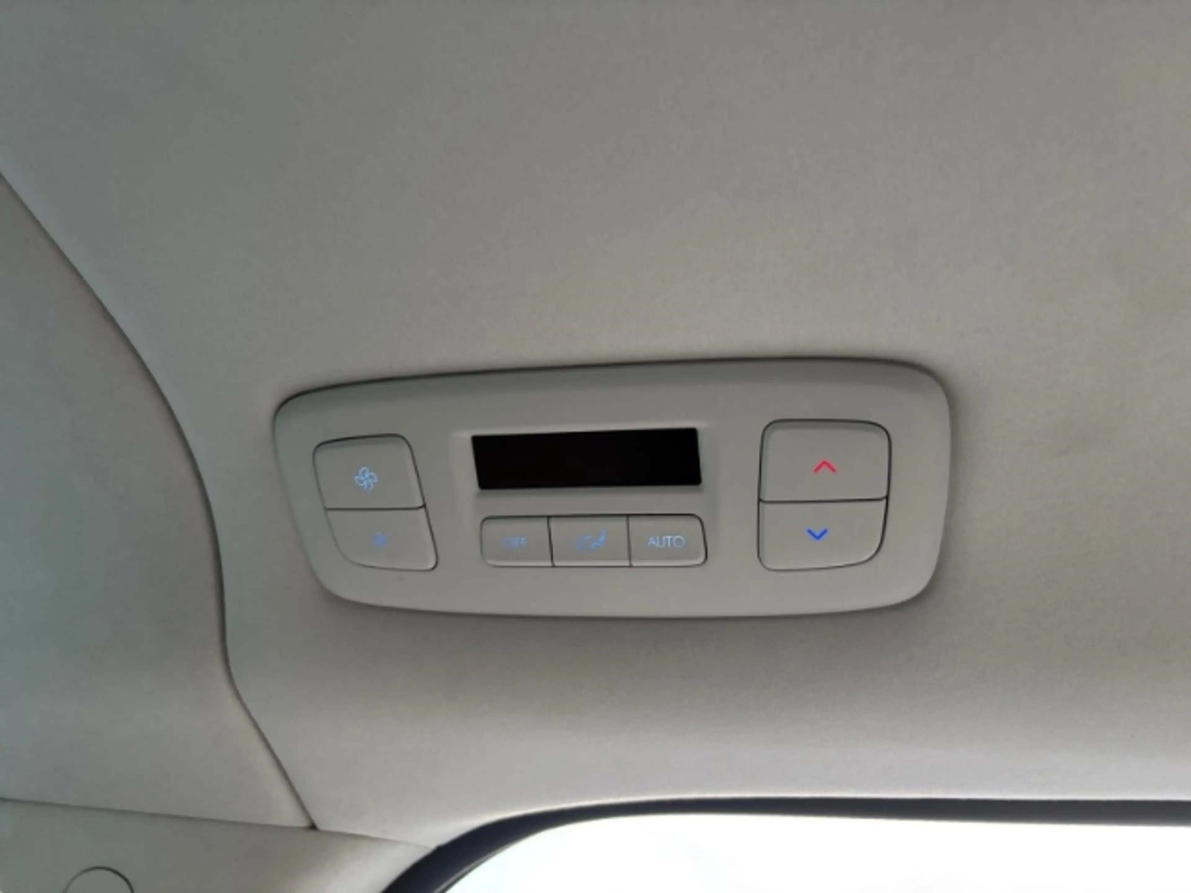 Hyundai STARIA 2.2 CRDi 4WD Signature 7-Sitzer Navi+Rückfahrkamer — photo 31